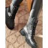 Une paire de chaussures Noir à talons hauts avec des brides croisées sur le dessus du pied et une boucle à la cheville maroc prix solde Une paire de chaussures Noir à talons hauts avec des brides croisées sur le dessus du pied et une boucle à la cheville maroc prix solde