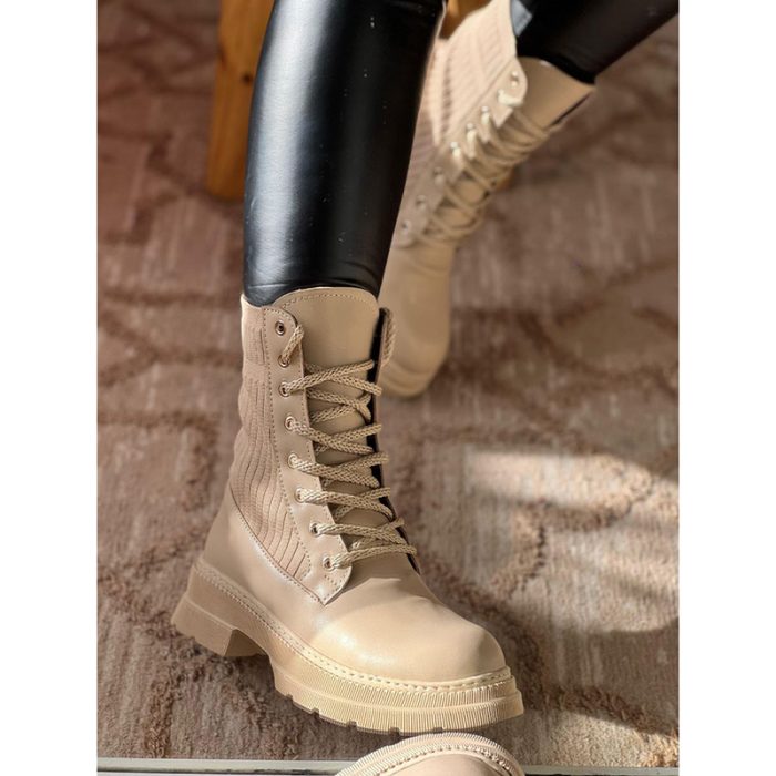 Une paire de chaussures beiges à talons hauts avec des brides croisées sur le dessus du pied et une boucle à la cheville maroc prix solde