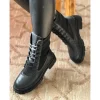 Une paire de chaussures femme Noir à talons hauts avec des brides croisées sur le dessus du pied et une boucle à la cheville maroc prix solde Une paire de chaussures femme Noir à talons hauts avec des brides croisées sur le dessus du pied et une boucle à la cheville maroc prix solde